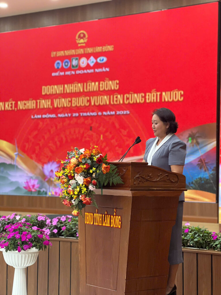 Bà Nguyễn Thị Thu Hiền - Phó CT Hiệp Hội Doanh Nghiêp Lâm Đồng (LUBA) phát biểu tổng kết Điểm Hẹn Doanh Nhân Lâm Đồng 2025